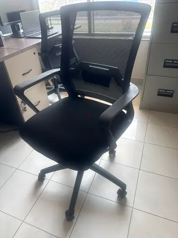 13 Black ergonomic mesh office chairs with armrests and casters - ver good condition