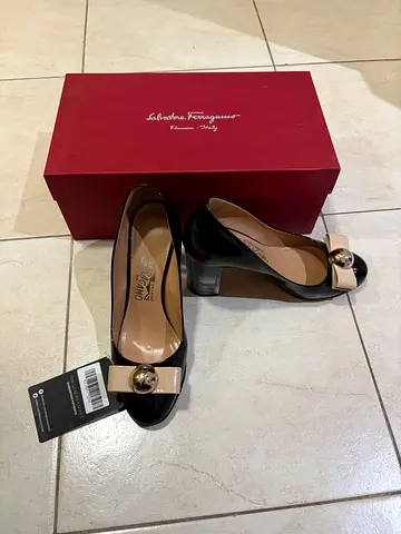 Salvatore Ferragamo Bow Pumps 37.5