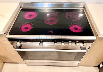 Siemens electric cooker with Ceramic 5Hob and Oven -IQ700 latest new model almost new cooking range