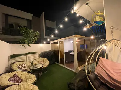 حديقة حديثة على شكل حرف L من 3 غرف نوم في ملحق أمازونيا