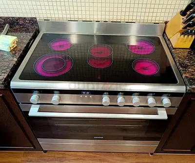 Free Delivery- SIEMENS Latest Model 5-Burner Electric Ceramic Cooking Range 90x60 CM Same Like New