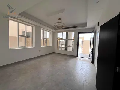 فيلا بسعر لا يفوت علي مخرج دبي علي مساحه كبيره مع غرفة  خادمه 5 غرف ماستر وروف كبير مع  صاله ومجلس وباركن داخلي مغطي