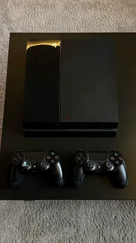 PS4 Fat 500GB + 2 DualShock Controllers