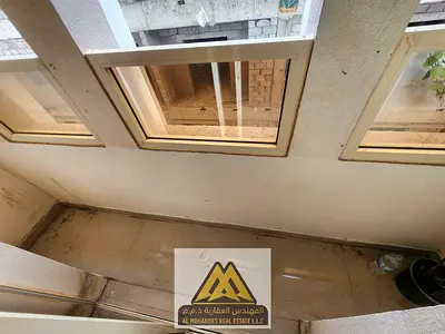 غرفه وصاله مساحة كبيره بمنطقة الروضه2 بجوار جميع الخدمات والطرق الرئيسيه سهل الخروج الي دبي والشارقه