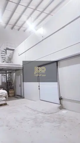 Fully equipped cold storage rooms and warehouse—ready for use and municipality-approved—suitable for food storage and refrigerated logistics.