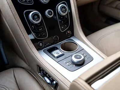 صورة 13 لـ 2017 Aston Martin RAPIDE