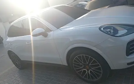 2019 Porsche CAYENNE photo 2