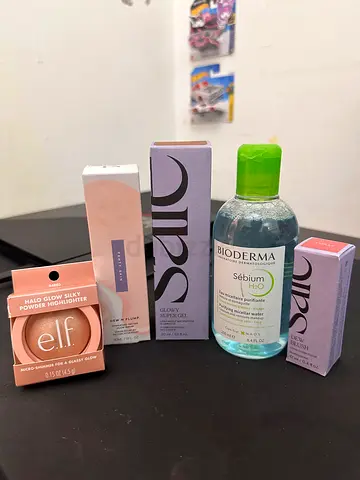 declutter branded makeup (Tarte, Fenty, Saie& more) - Everything range from 30-180. pm if interested