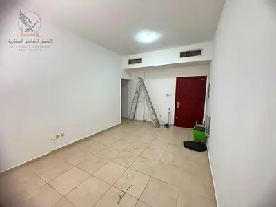 للإيجار السنوي في الجرف 2 عجمان شقة غرفة وصالة مطبخ واسع تصميم عملي ومريح مدخل أنيق جاهزة للسكن الفوري