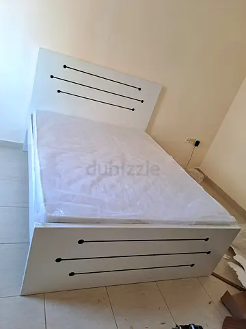 BRAND NEW QUEEN SIZE WOOD BED MDF WITH MATTRESS 150X190 CM