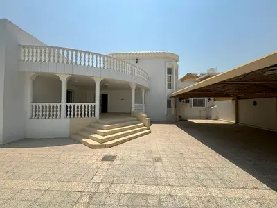 فيلا واسعة للإيجار السنوي في العزراء – الشارقة | روف وملحق خارجي متكامل