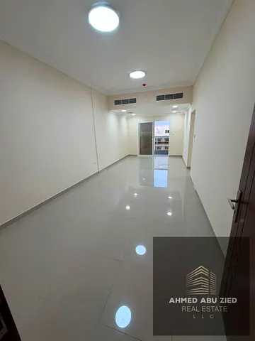 أول ساكن، 3 حمام، تكييف مركزي، بلكونة بإطلالة مفتوحة، خزائن بالحائط، غرفتين وصالة للإيجار السنوي في الجرف 3 عجمان _ سهل المخرج لدبي و الشارقة _