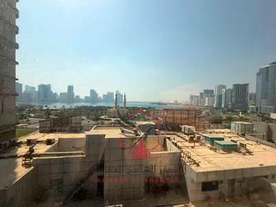 اطلالة بحرية اكبر مساحة غرفة وصالة مع خزائن بالحائط تاني ساكن سهل المخرج الى دبي للايجار في المجاز 2