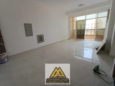 شقة غرفتين وصالة للإيجار بالمويهات 3 عجمان، بناية جديدة، تشطيبات مميزة، بلكونة، 2 حمام، تكييف مركزي، صيانة مجانية، 49 ألف سنوي.