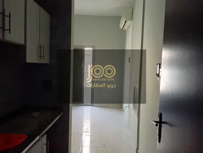 يتميز الاستديو بتصميم عملي يوفر مساحة مريحة للسكن ويضم مطبخا منفصلا يمنح خصوصية أكبر
