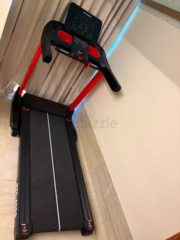 Compact electric treadmill with incline and console - excellent condition