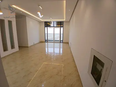 شقة ثلاث غرف وصالة للإيجار السنوي بعجمان بالنعيمه3 بإطلالة مفتوحة على المدينة بلكون وموقف سيارات خاص
