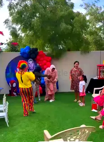 Lady Host | Face Painting | Balloon Twisting