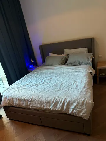 Queen bed and mattress and pillows