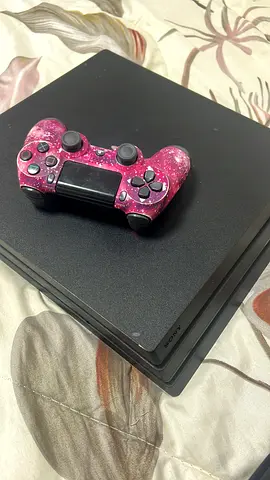 بلايستيشن 4 برو 1 تيرا (PS4 Pro 1TB) بحالة ممتازة مع يد تحكم
