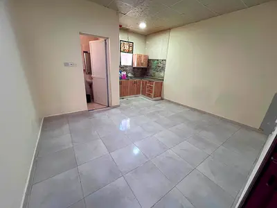 استديو_ مساحة كبيرة_ مطبخ شبه منفصل_شامل الفواتير _ تكييف أسبليت_سهل المخرج للشارقة ودبي