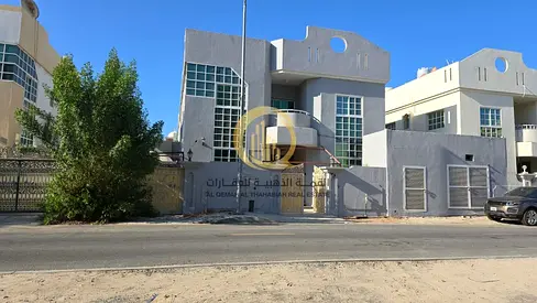 للبيع فيلا في منطقة الرفاعة ’ موقع مميز بالقرب من كورنيش الشارقة ,