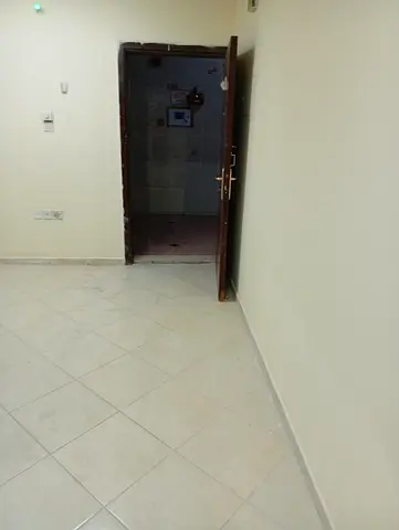 🏡 استوديو للإيجار في الروضة 3 – عجمان 🏡 Studio for Rent in Al Rawda 3 – Ajman 👨‍👩‍👧 مطبخ منفصل | Separate Kitchen 🔥 عرض خاص: 14,000 درهم فقط بدل