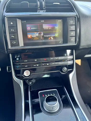 2016 Jaguar XE — фото 10