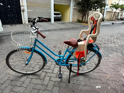 Lady bicycle with child saet