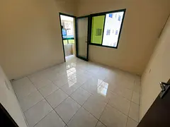 Appartement d'une chambre avec salon séparé, offrant une grande superficie et un balcon avec une v