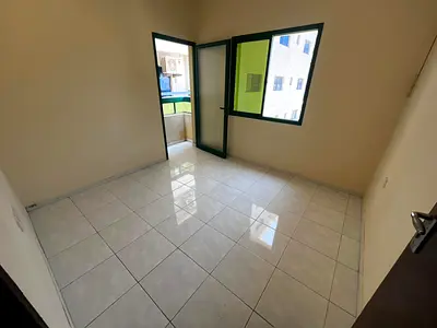 Appartement d'une chambre avec salon séparé, offrant une grande superficie et un balcon avec une vue imprenable, dans un quartier animé à proximité de