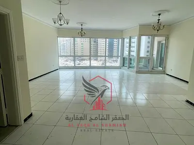 3 غرف وصالة مع غرفة خادمة بالمجاز 2، تكييف ومسبح مجاني، 3 حمامات، مساحات واسعة، إطلالة مفتوحة، على كورنيش المجاز مباشرة.