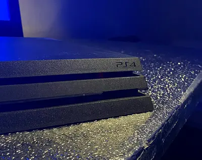 Ps 4 pro -1 tb -الجهاز نضيف ولله البيع بسبب الثانويه العامه بدون العاب داخليه مع شريط+المكان خورفكان