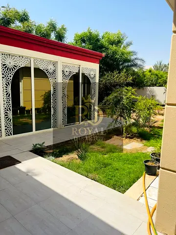 للتميز عنوان | فيلا 6غرف وملحق خارجي بغرفه و مجلس + غرفة خادمة وحديقة خلابة | تشطيبات فخمة | تصميم عصري | بأرقى مناطق بالشارقة | موقع متميز65000