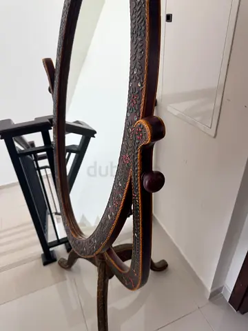 Antique-style Oval Freestanding Dressing Mirror with Carved Frame