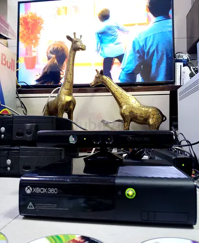 Xbox 360 (E) with Kinect + 120 games