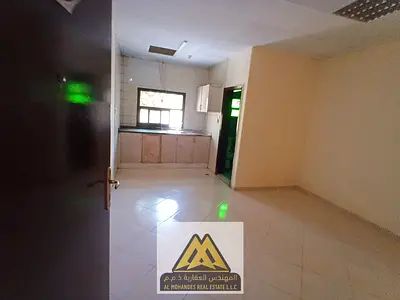 استوديو للإيجار بالروضة 3 عجمان، طابق أرضي، مساحة ممتازة، بدون مكيف، قريب من الخدمات، 14 ألف سنوي، 6 دفعات.