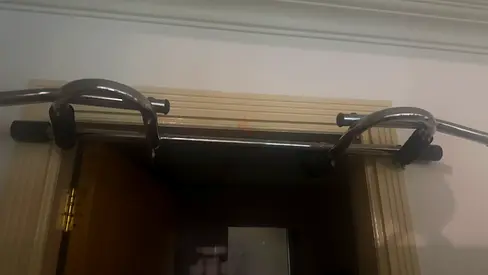 Door-mounted pull-up bar / chin-up bar - sturdy home gym bar for strength building