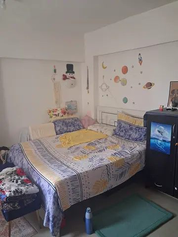 Spacious furnished room for non cooking female/couple