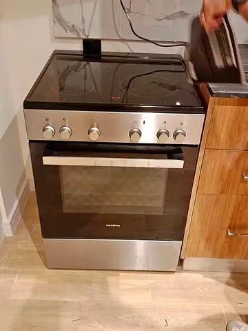 Free delivery Siemens freestanding electric oven and glass-ceramic hob - good condition