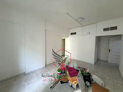 ارخص شقة غرفة وصالة مساحة واسعة سهل المخرج الى دبي قريب من جميع الخدمات للايجار في المجاز 2