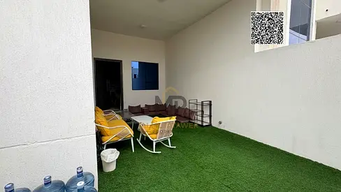 فيلا جاهزة للعيش للبيع تشمل الكهرباء والمياه وتكييف الهواء موقع خاص مباشرة على طريق الشيخ محمد بن زايد وبالقرب منه