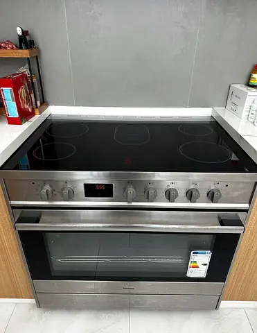Hisense 90 cm freestanding electric ceramic cooker