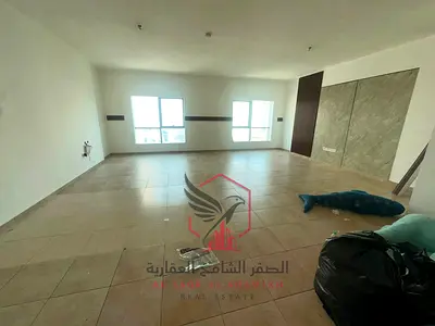اكبر مساحة ثلاث غرف وصالة باطلالة مدينة مفتوحة مع تكيف مجانا على المالك و باركين مجانا و جيم ومسبح مجانا و غرفة خادمة ماستر و خزائن بالحائط