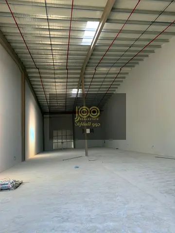 A unique opportunity: a fully integrated complex consisting of 6 warehouses, 15 studios, 3 apartments, and 5 showrooms. Freehold ownership.