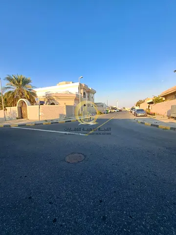 للبيع فيلا في منطقة الجزات موقع مميز زاوية على شارعين , الببيت مقسم الى قسمين وعدادين