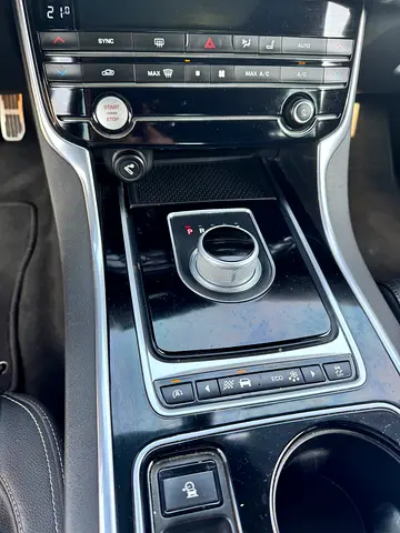 2016 Jaguar XE — фото 9