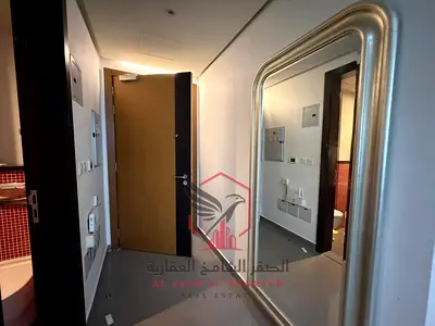 شقة واسعة للإيجار السنوي مفروش المجاز3   2غرف نوم وصاله تكييف مجاني باركن مجاني جيم ومسبح مجاني  تكييف مركزي صيانه مجانيه قريبه علي مخرج دبي