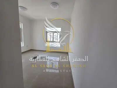 افضل غرفتين ماستر و صالة مع بلكونة باطلالة مفتوحة و تشطيب حديث في منطقة المجرة بالشارقة للايجار السنوي
