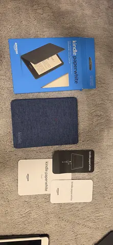 Amazon Kindle e-reader with cover - good condition